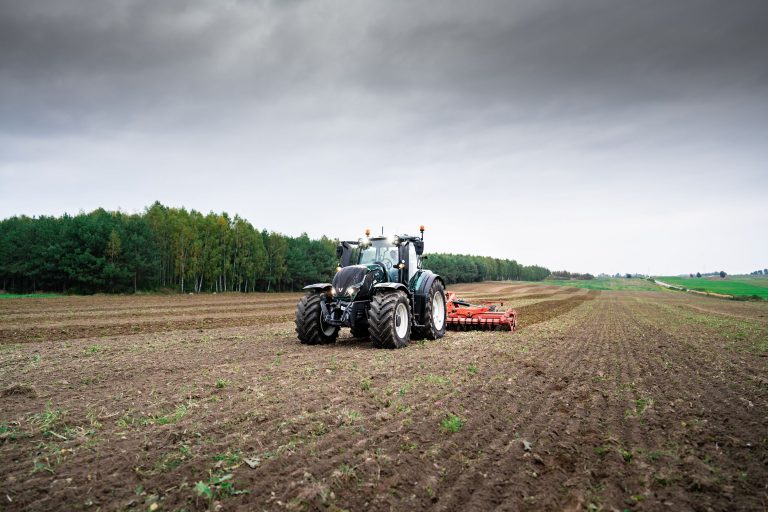 Valtra et Elisa présentent un tracteur télécommandé – un grand pas vers la conduite autonome