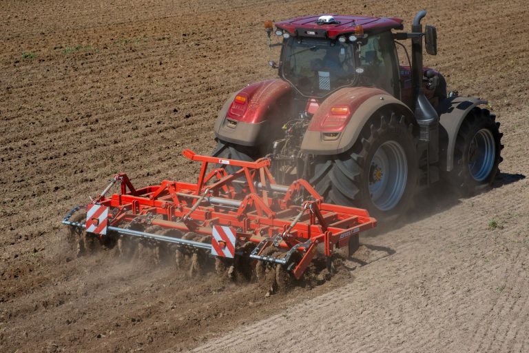 Evers essaie un nouveau cultivateur de cultures à buttes pour le maïs