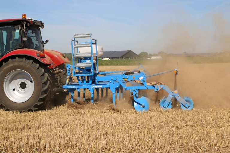 Déchaumage très superficiel grâce à Lemken DeltaCut