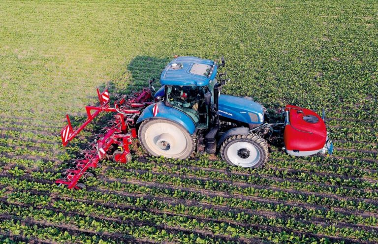 Lemken combine la houe Steketee avec un pulvérisateur en ligne