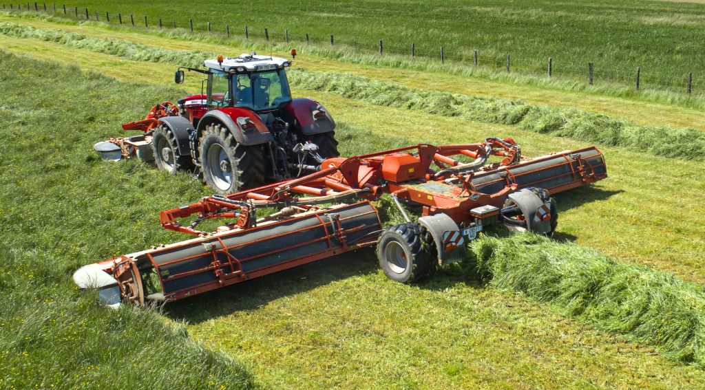 Récolte de l’herbe à circulation raisonnée avec Kuhn FC 13640 RA