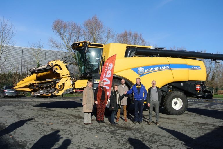 New Holland fait don d&rsquo;une moissonneuse-batteuse à la Hogeschool VIVES de Roulers.