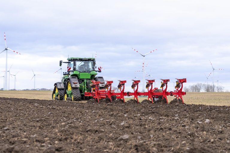 Labourage des terres avec le Pöttinger Servo T6000