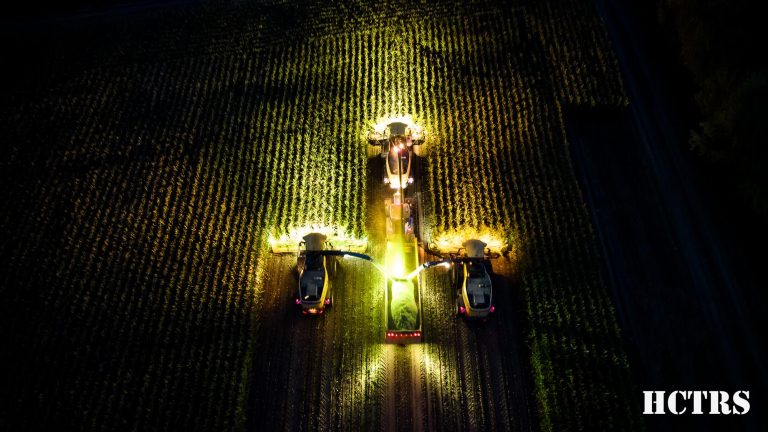 Video – L&rsquo;ensilage by night 🌙 – 3 ensileuses New Holland et beaucoup de lumière ! – 30 rangs disparus !