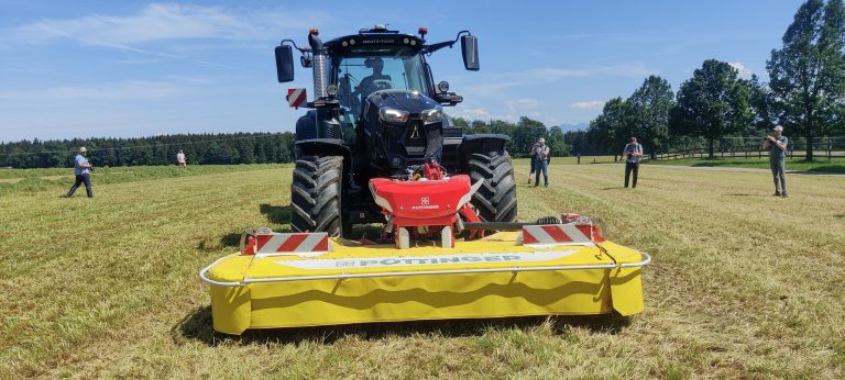 Faucher dans les courbes avec Pöttinger Opticurve