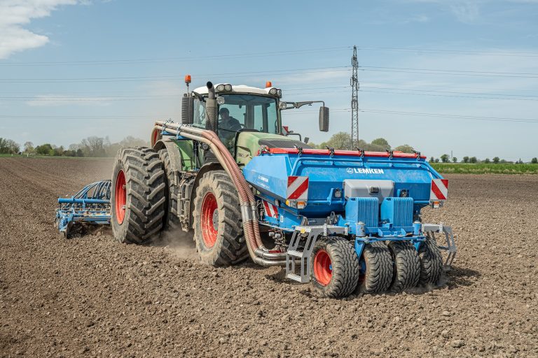 Innover le semis grâce à la nouvelle trémie frontale Solitair de Lemken