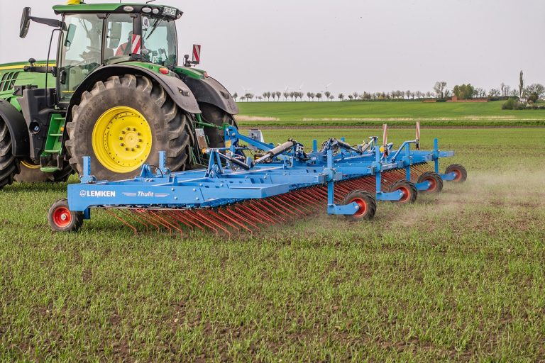 Plus de capacité avec la nouvelle herse étrille Thulit de Lemken