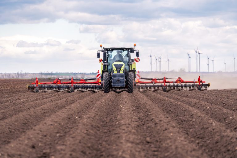 La nouvelle herse étrille de Pöttinger mise sur la précision et la capacité