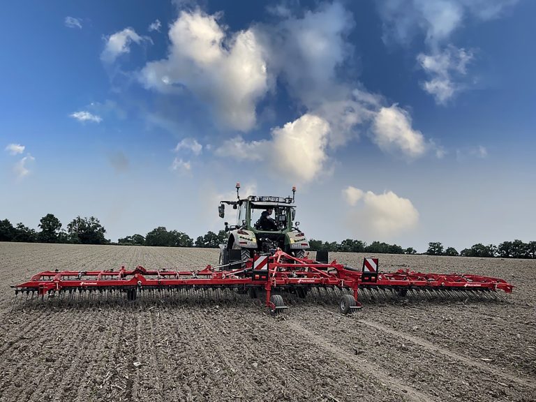 Kverneland lance la herse étrille de précision Arcadia