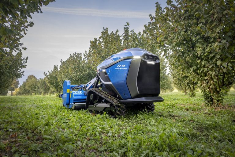 New Holland présente son robot autonome R4 pour les vignobles et les vergers