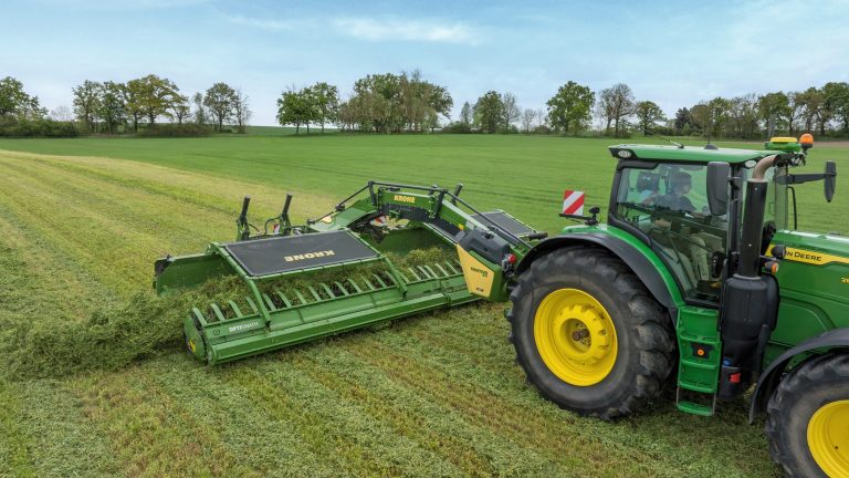 Krone entre sur le marché des andaineurs à tapis avec le nouveau Swativo T 1040 Pro