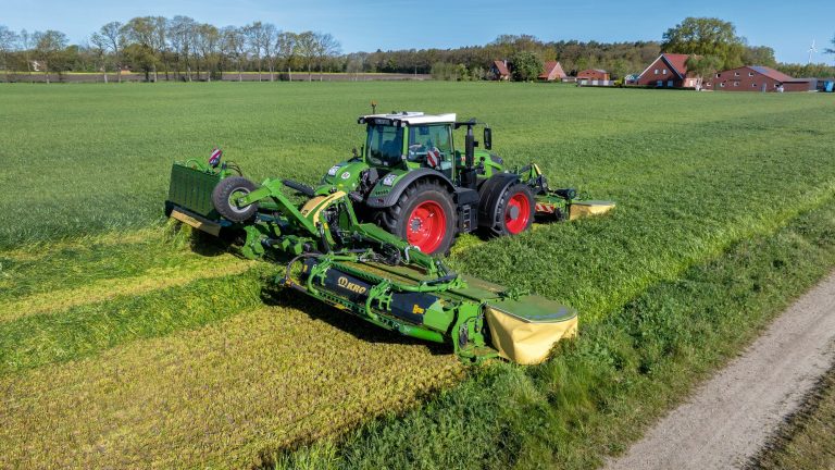 Krone équipe l&rsquo;EasyCut B 1250 CV Fold d&rsquo;un conditionneur et de tapis de regroupage