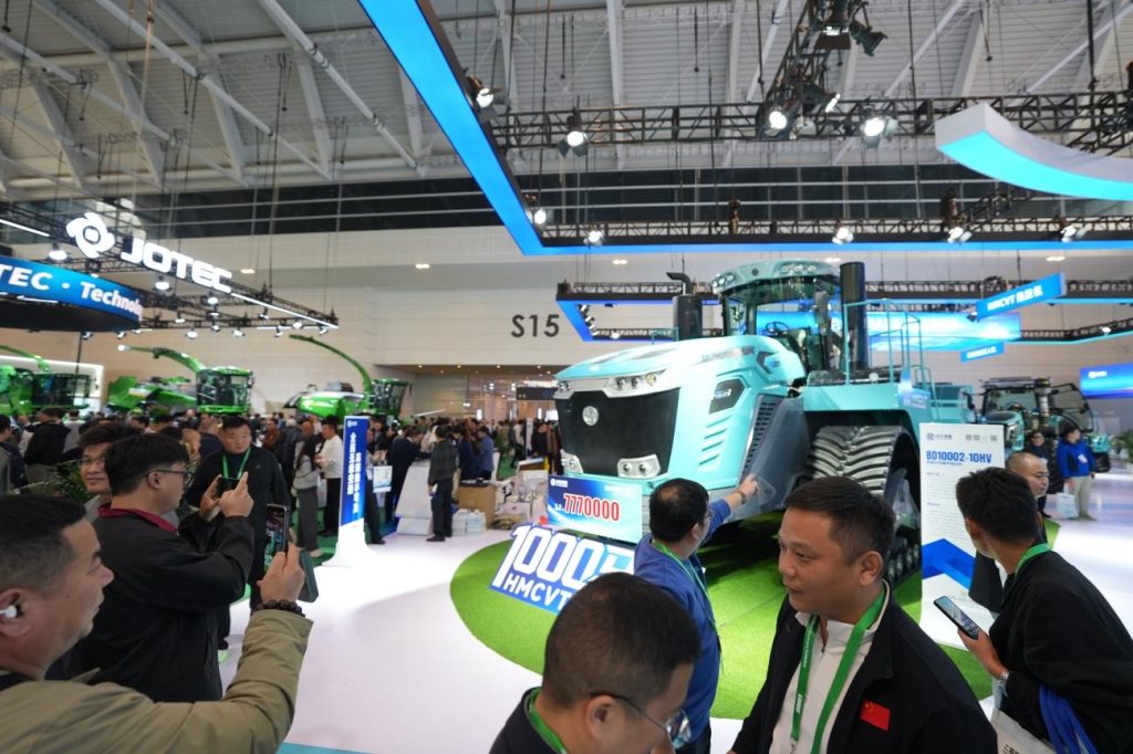 Les Chinois sortent le grand jeu avec un tracteur à chenilles de 1 000 pk – mais quelques questions restent en suspens